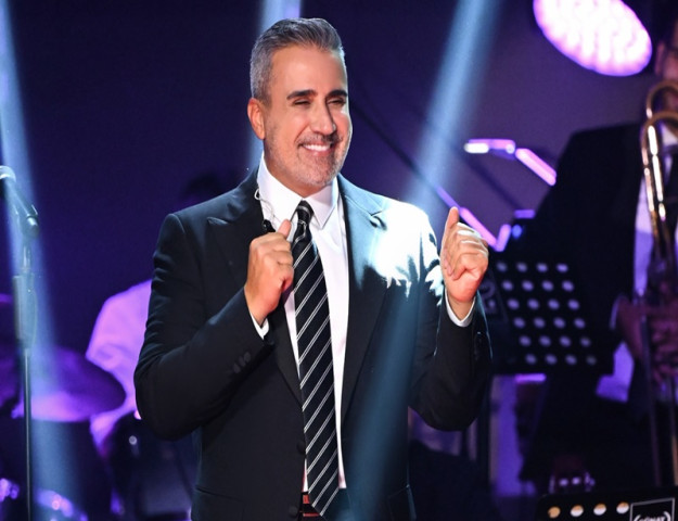EMRAH’TAN SAHNEDE 10 AYRI KUTLAMA
