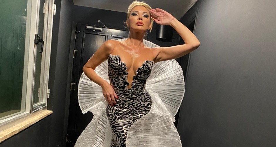 SİYAH İNCİ SAHNEYE DEMİR ATTI