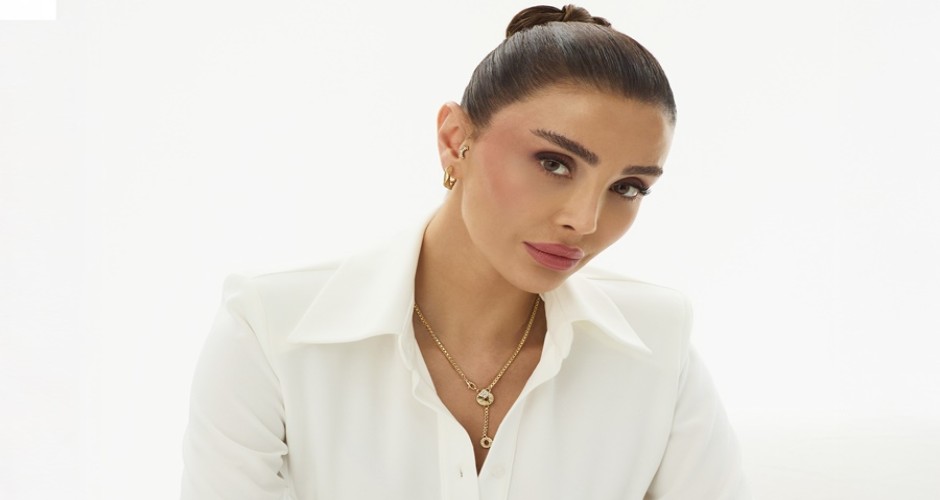 ÖZGE ULUSOY BOYNUNDA SERVET TAŞIDI