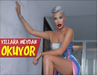 DENİZ AKKAYA, FİZİĞİYLE YILLARA MEYDAN OKUYOR