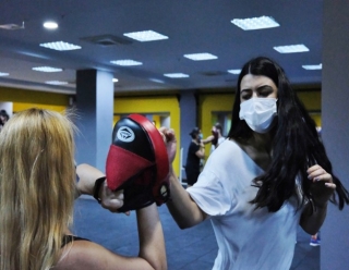 KADINLAR ŞİDDETE KARŞI KRAV MAGA ÖĞRENİYOR