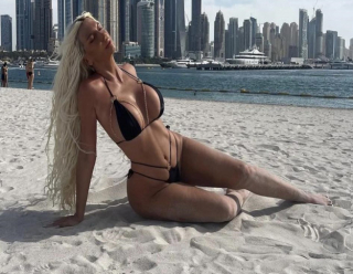 ÖNCE DENİZE GİRDİ, SONRA BOL BOL GÜNEŞLENDİ