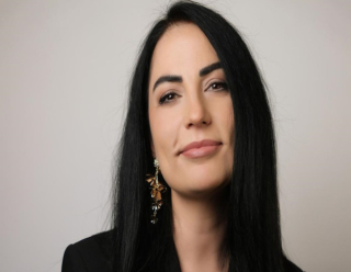 İNSAN SEVER BİR KERE