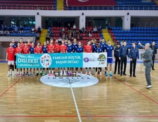 DİSLEKSİ FARKINDALIĞI İÇİN SAHAYA PANKARTLA ÇIKTILAR