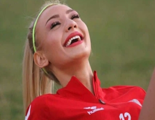 NEVİDE ÇİÇEK TRANSFERİYLE GÜNDEM OLDU