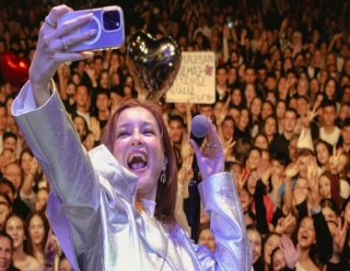 GÜLİZ AYLA’DAN CUMHURİYET COŞKUSU