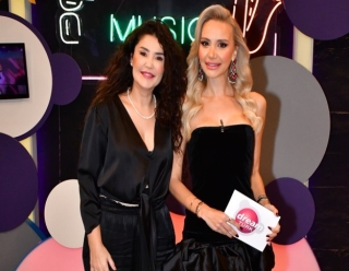 SİNAN AKÇIL’DAN ZEYNEP BOZKAYA’YA SÜRPRİZ ŞARKI