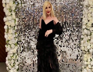 ZARAFETİ VE ŞIKLIĞIYLA TÜM DİKKATLERİ ÜZERİNE ÇEKTİ