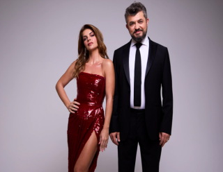 PELİN KARAHAN SAHNEYE İNDİ, MASKELER DÜŞTÜ