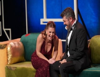 KAÇ PARA Bİ FÖN? AYAKTA ALKIŞLANDI