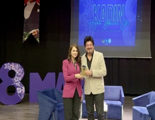 KADINLAR GÜNÜNE HALAYLI KUTLAMA