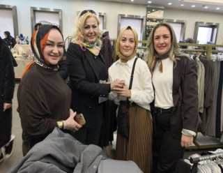 BAŞARILI ERKEĞİN ARKASINDAKİ KADIN