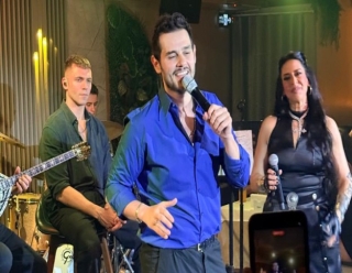 CEM BELEVİ, PENELOPE NELLY’İ SAHNESİNDE YALNIZ BIRAKMADI