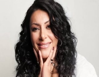 ŞARKISINI SÖYLEYEN KADIN